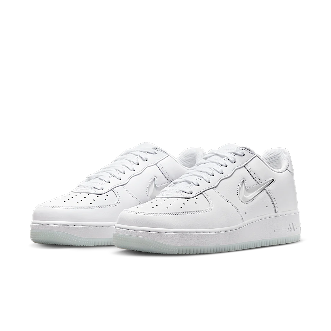 Overkicks - Nike Air Force 1 Low 07 Retro Color of the Month Jewel Swoosh Triple White (FN5924-100) - vista trasera