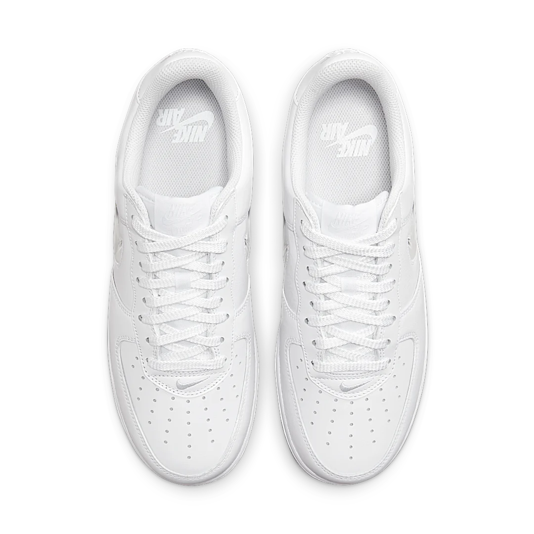 Overkicks - Nike Air Force 1 Low 07 Retro Color of the Month Jewel Swoosh Triple White (FN5924-100) - par completo