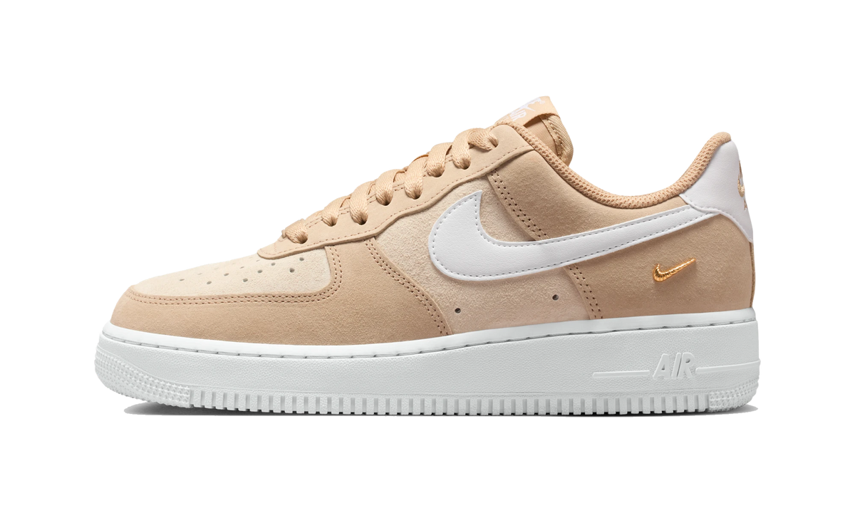 Overkicks - Nike Air Force 1 Low 07 SE Linen Sand Drift Metallic Gold Mini Swoosh (IQ9964-200) - vista lateral