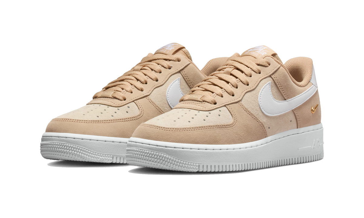 Overkicks - Nike Air Force 1 Low 07 SE Linen Sand Drift Metallic Gold Mini Swoosh (IQ9964-200) - vista trasera