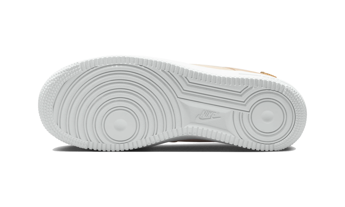 Overkicks - Nike Air Force 1 Low 07 SE Linen Sand Drift Metallic Gold Mini Swoosh (IQ9964-200) - par completo