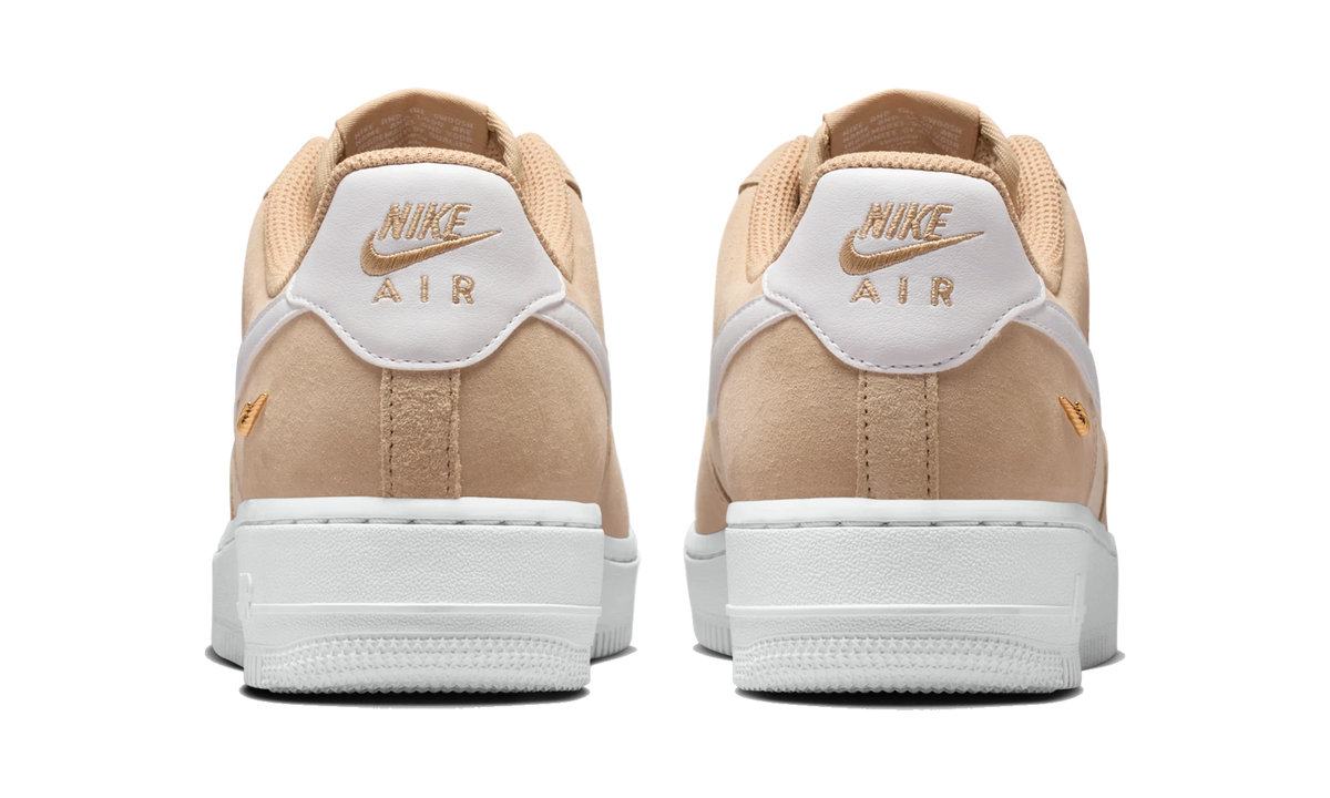Overkicks - Nike Air Force 1 Low 07 SE Linen Sand Drift Metallic Gold Mini Swoosh (IQ9964-200) - detalle talón