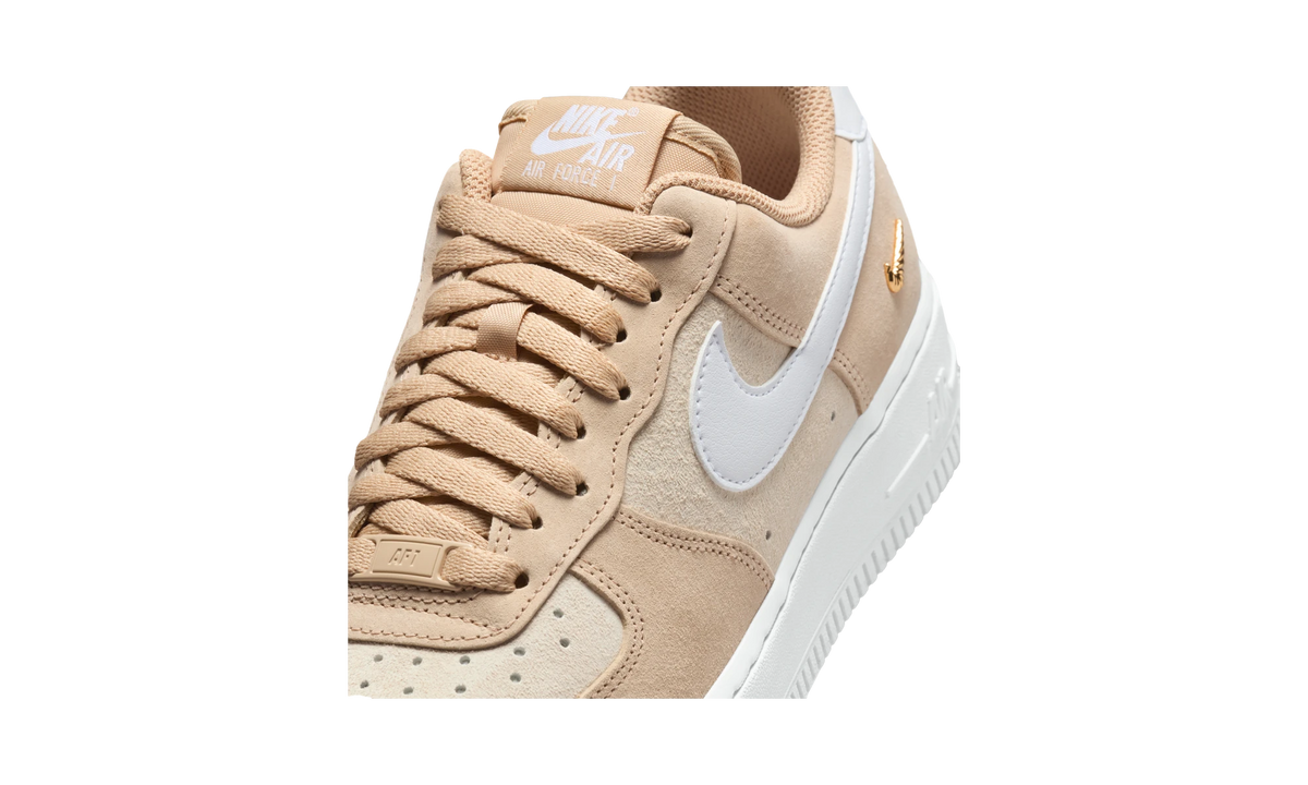 Overkicks - Nike Air Force 1 Low 07 SE Linen Sand Drift Metallic Gold Mini Swoosh (IQ9964-200) - detalle lateral interior