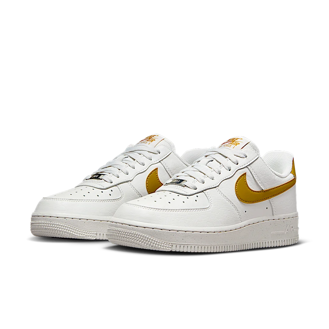 Overkicks - Nike Air Force 1 Low 07 SE Next Nature Summit White Bronzine (DV3808-101) - vista trasera