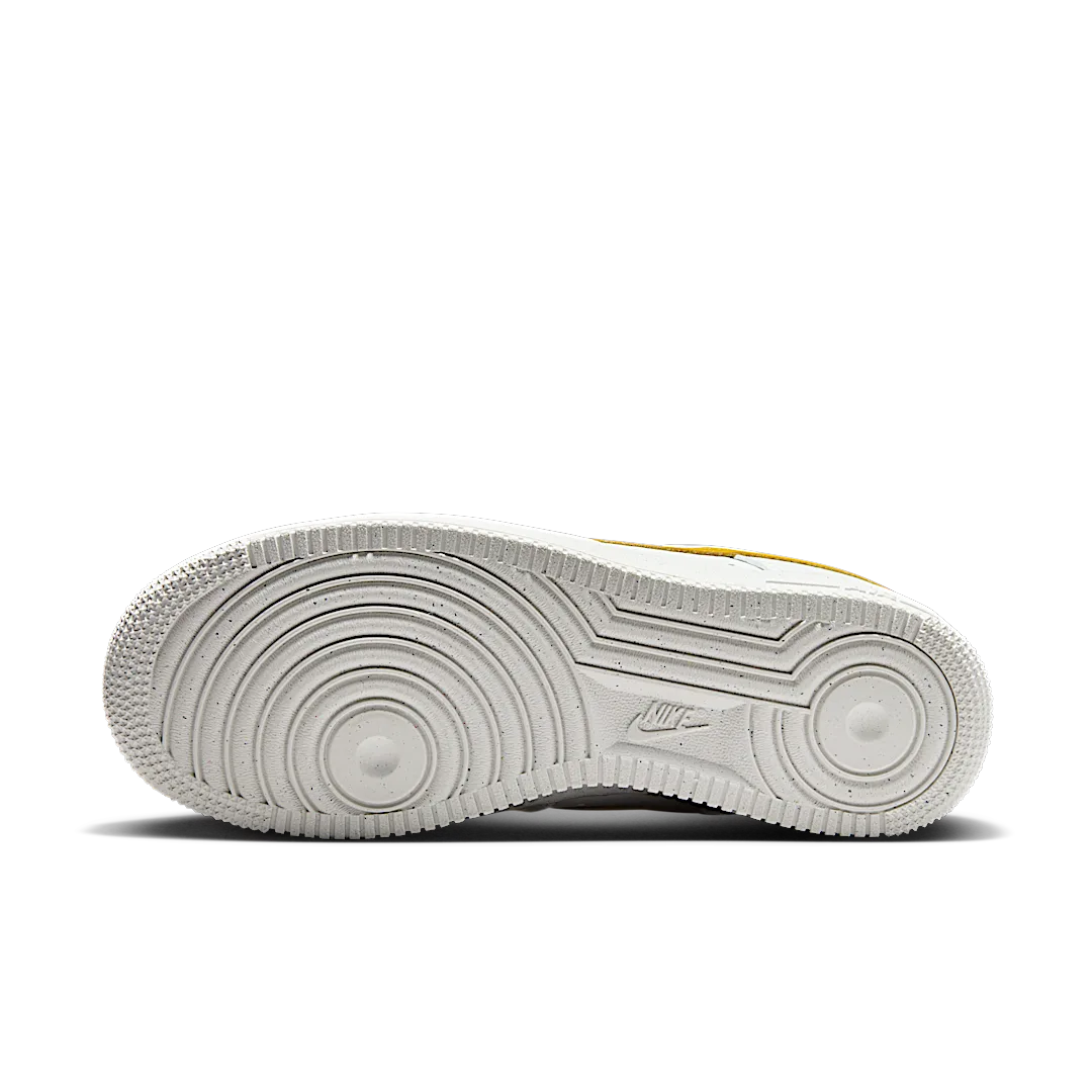 Overkicks - Nike Air Force 1 Low 07 SE Next Nature Summit White Bronzine (DV3808-101) - detalle suela