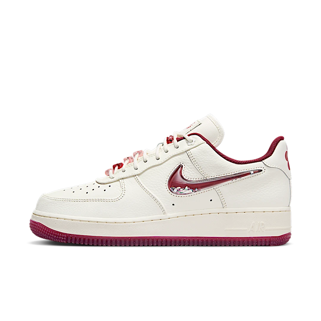 Overkicks - Nike Air Force 1 Low 07 SE PRM Valentines Day (2024) (FZ5068-161) - vista lateral