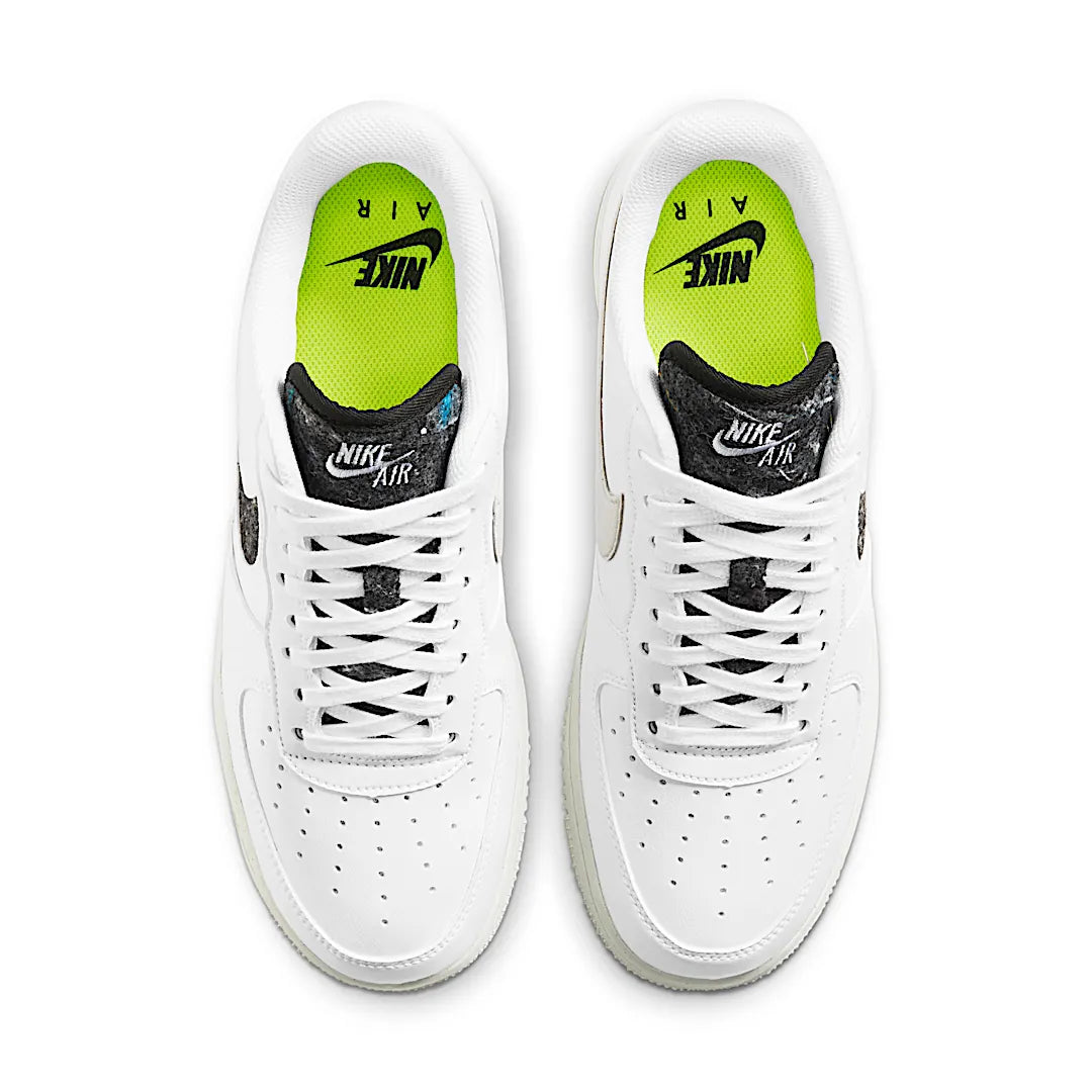 Overkicks - Nike Air Force 1 Low 07 SE Recycled White Black Light Bone (DA6682-100) - par completo