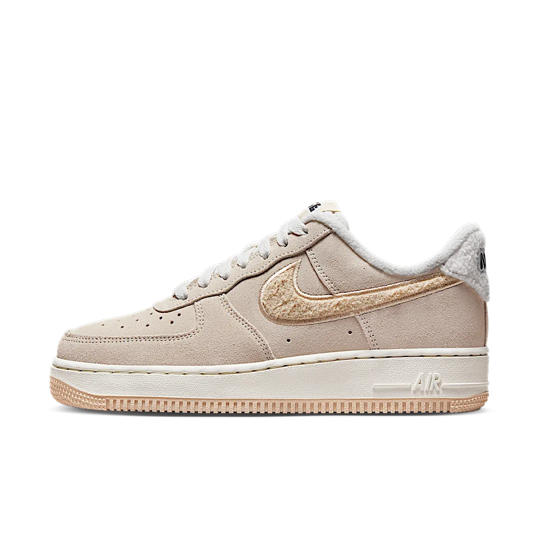 Overkicks - Nike Air Force 1 Low 07 SE Sanddrift Gum Fleece (DQ7583-001) - vista lateral