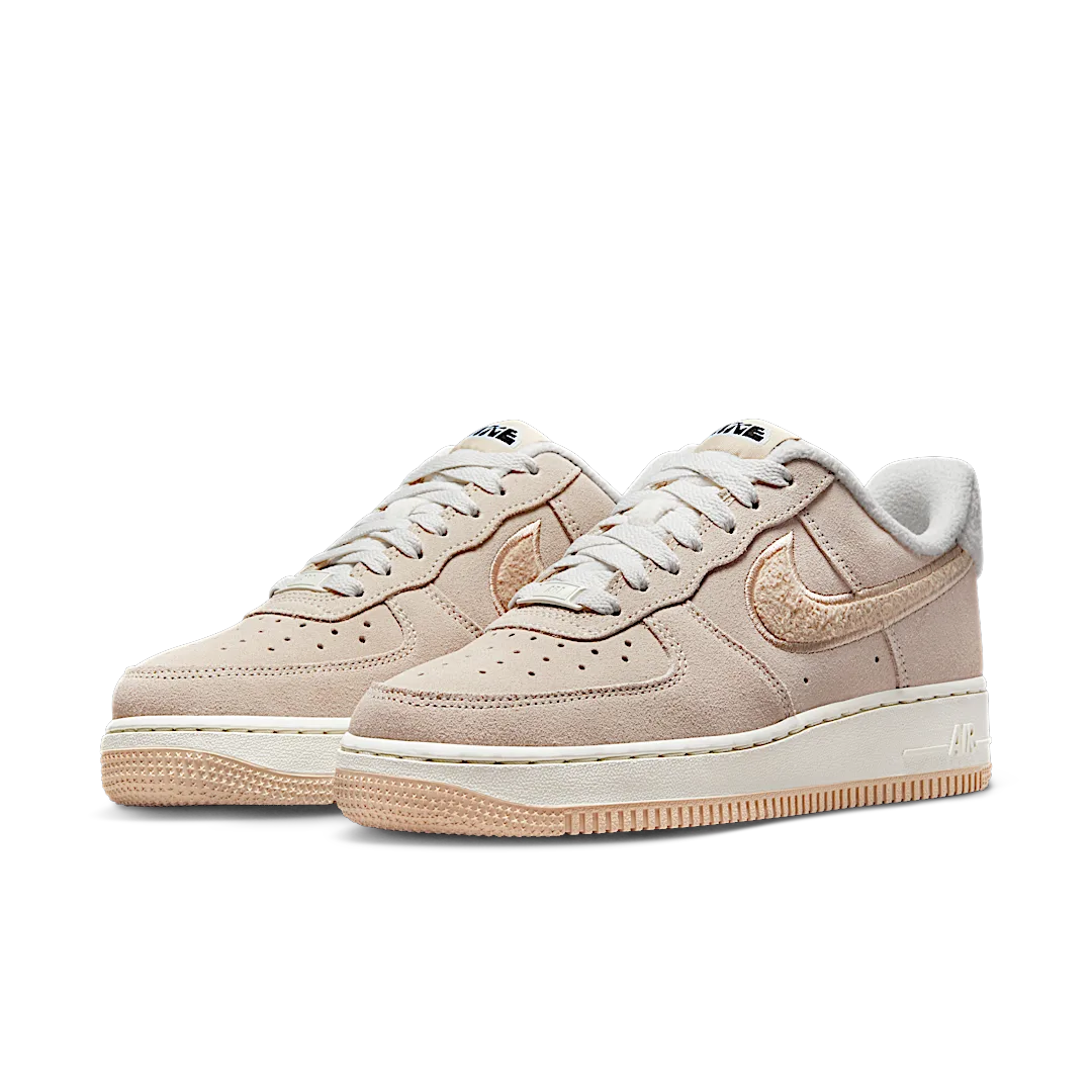 Overkicks - Nike Air Force 1 Low 07 SE Sanddrift Gum Fleece (DQ7583-001) - vista trasera