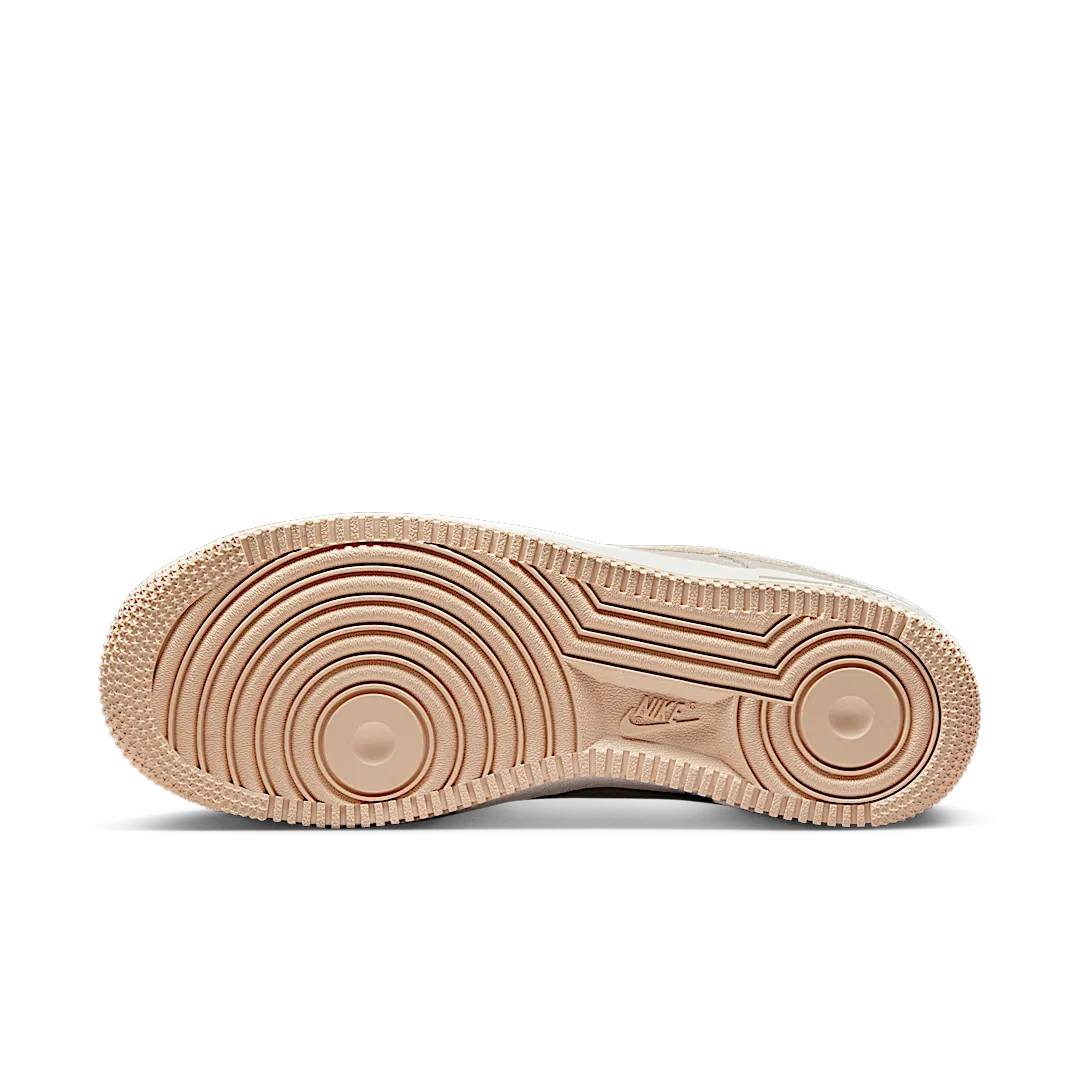 Overkicks - Nike Air Force 1 Low 07 SE Sanddrift Gum Fleece (DQ7583-001) - detalle suela