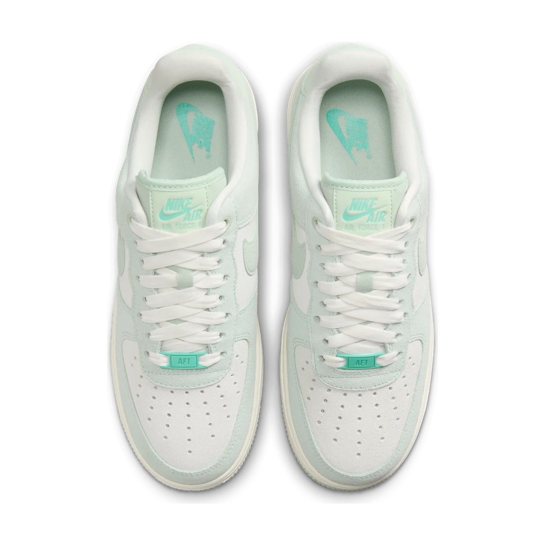 Overkicks - Nike Air Force 1 Low 07 SE Spruce Aura Pistachio Frost (HQ1497-099) - par completo