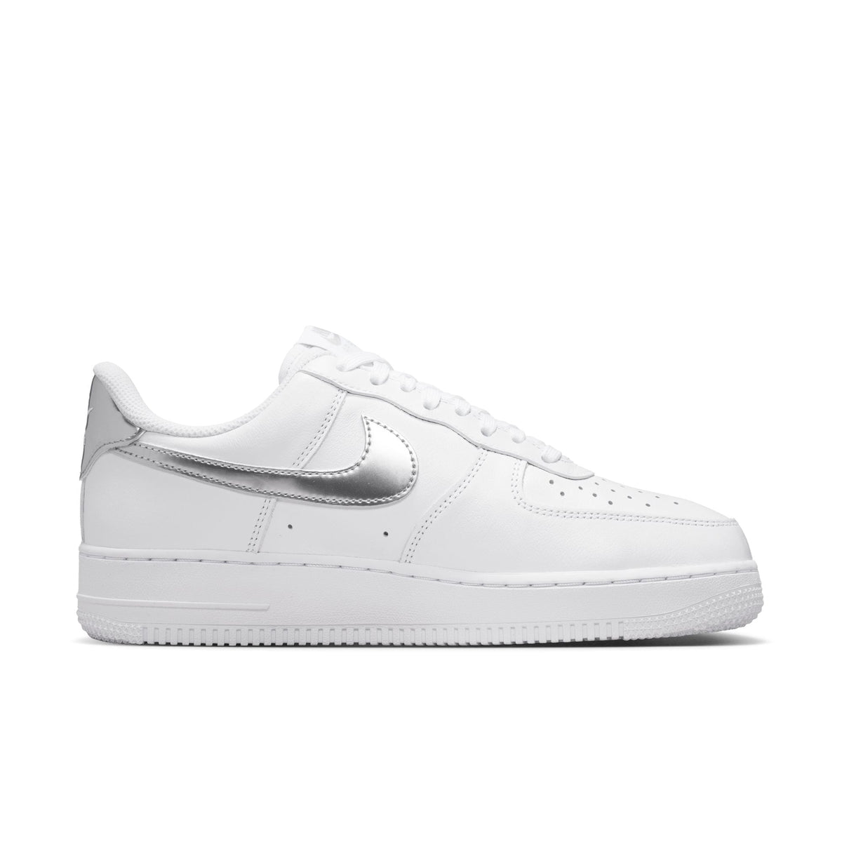 Overkicks - Nike Air Force 1 Low 07 SE White Metallic Silver (IV5102-100) - detalle suela