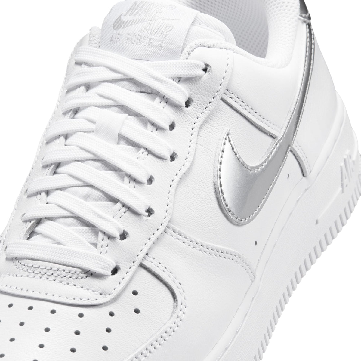 Overkicks - Nike Air Force 1 Low 07 SE White Metallic Silver (IV5102-100) - detalle talón