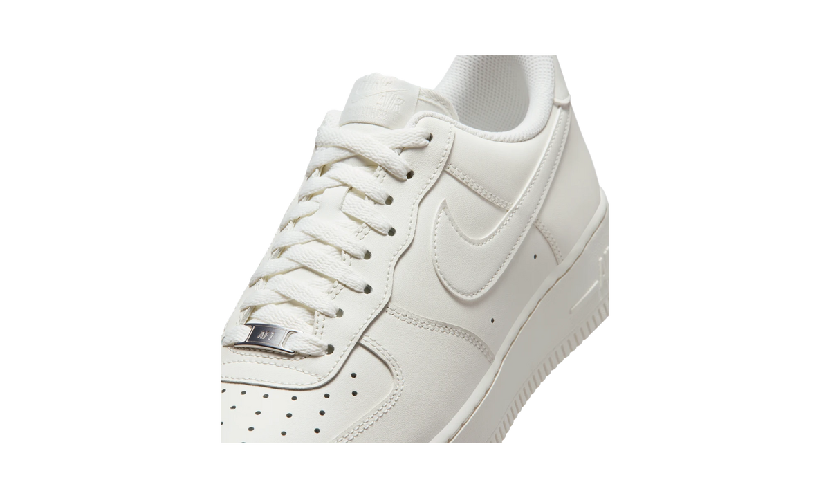 Overkicks - Nike Air Force 1 Low 07 Sail (IH1698-100) - detalle lateral interior