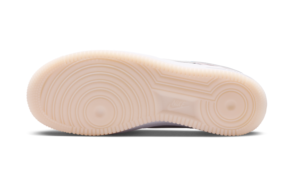 Overkicks - Nike Air Force 1 Low 07 Smiley Swoosh (IW7589-100) - par completo