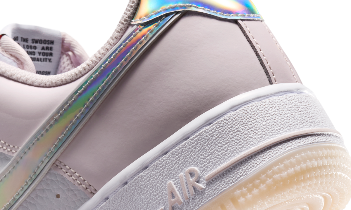 Overkicks - Nike Air Force 1 Low 07 Smiley Swoosh (IW7589-100) - detalle