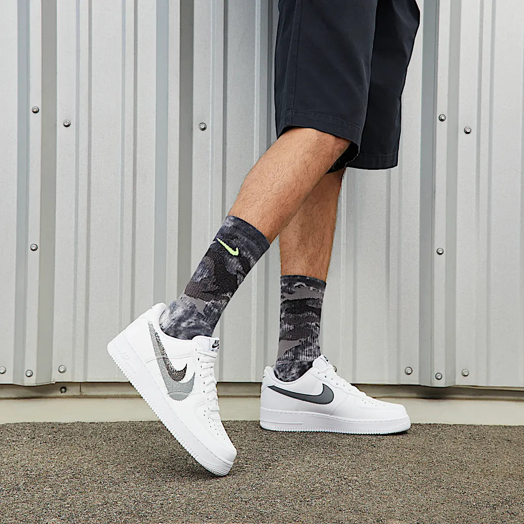 Overkicks - Nike Air Force 1 Low 07 Spray Paint Swoosh White Black Grey (FD0660-100) - detalle suela