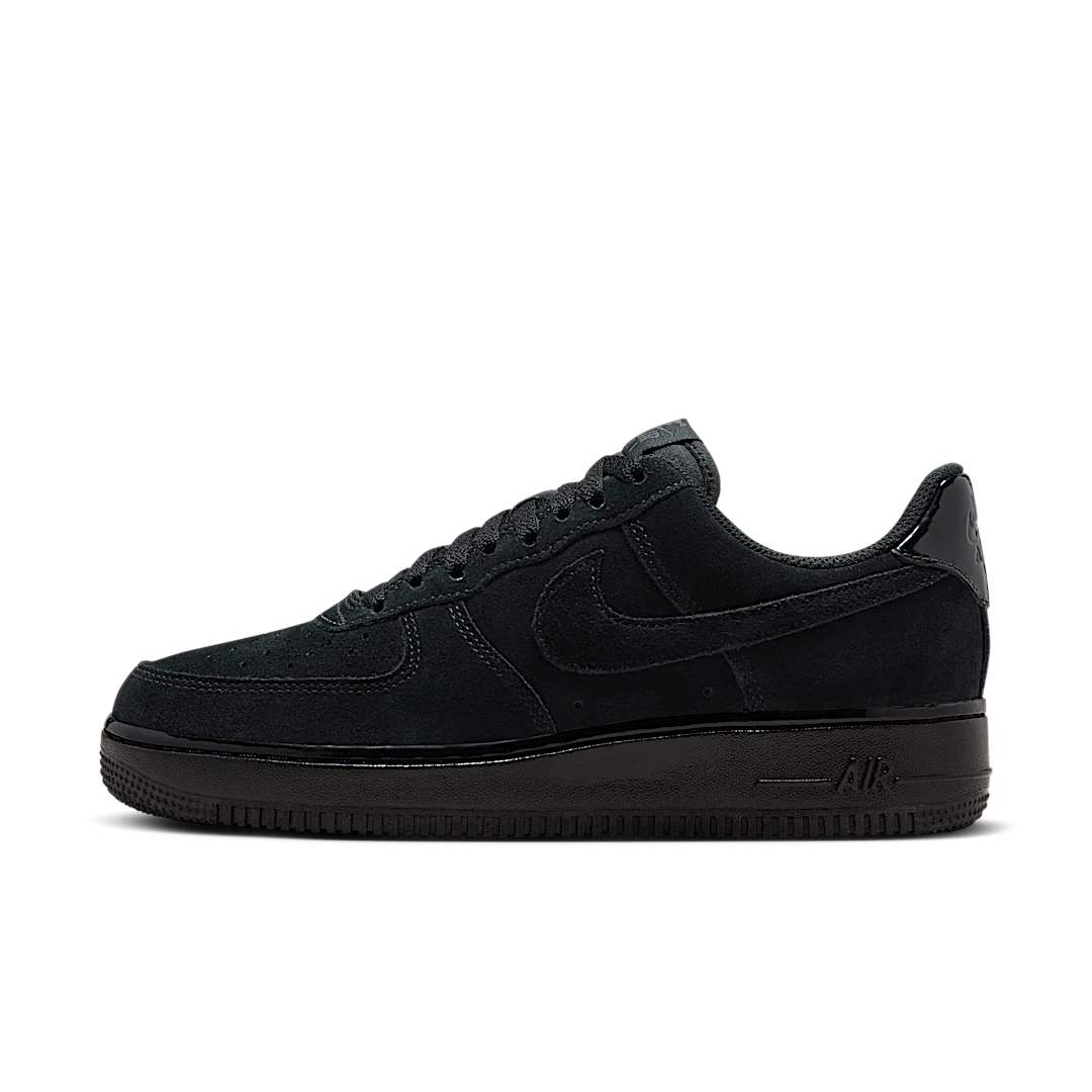 Overkicks - Nike Air Force 1 Low 07 Triple Black Suede (HM9659-001) - vista lateral