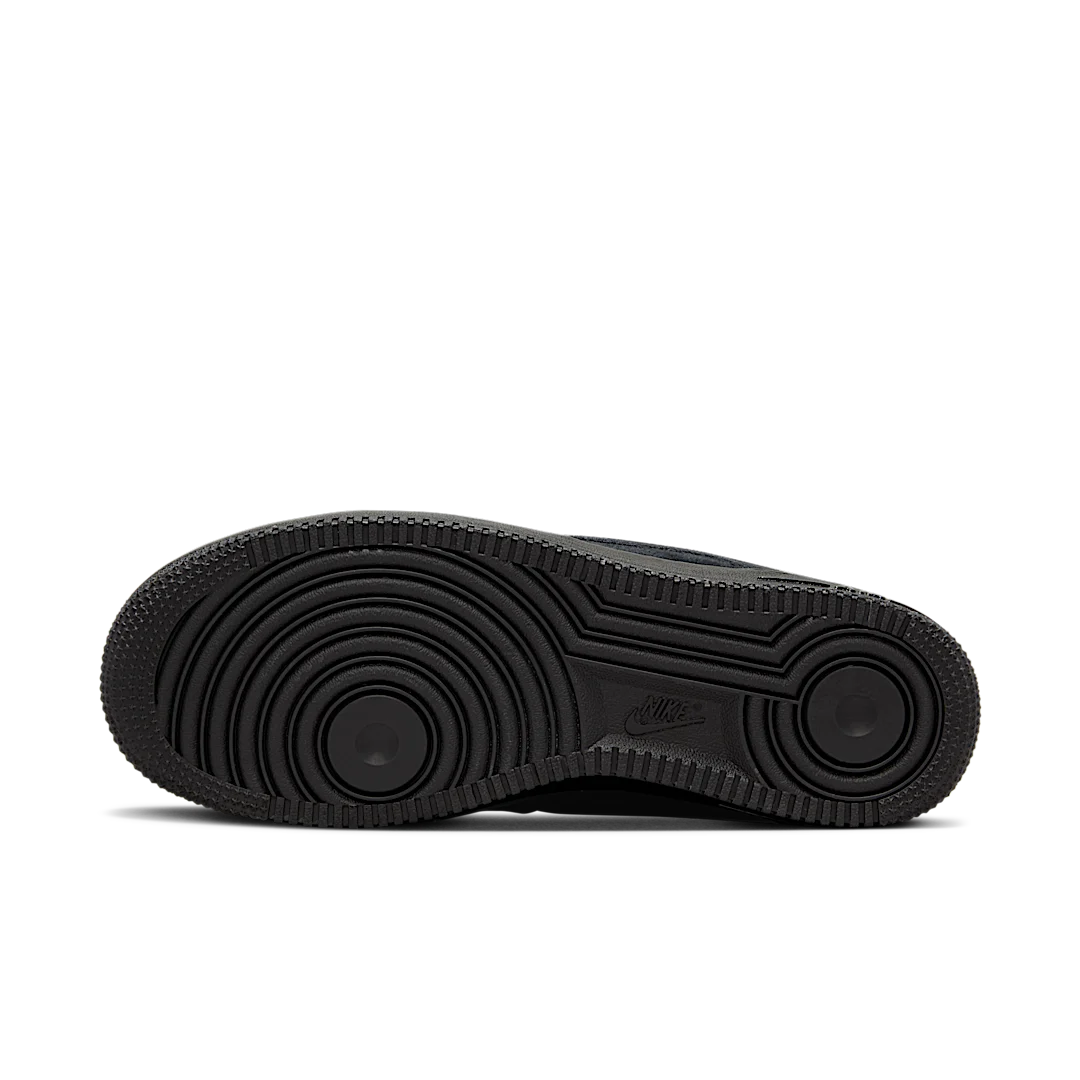 Overkicks - Nike Air Force 1 Low 07 Triple Black Suede (HM9659-001) - detalle suela