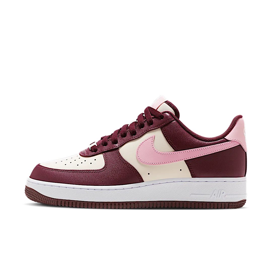 Overkicks - Nike Air Force 1 Low 07 Valentines Day (2023/2025) (FD9925-161) - vista lateral