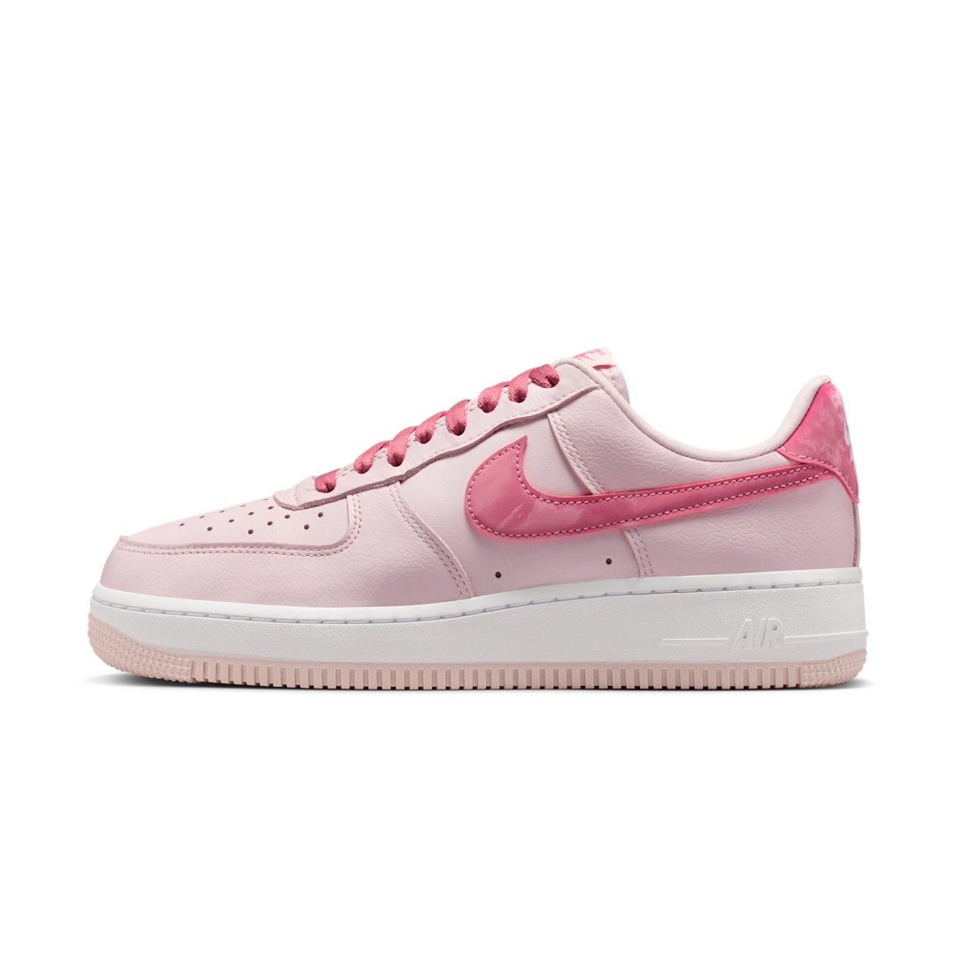 Overkicks - Nike Air Force 1 Low 07 Valentines Day (2026) (IO8755-600) - vista lateral