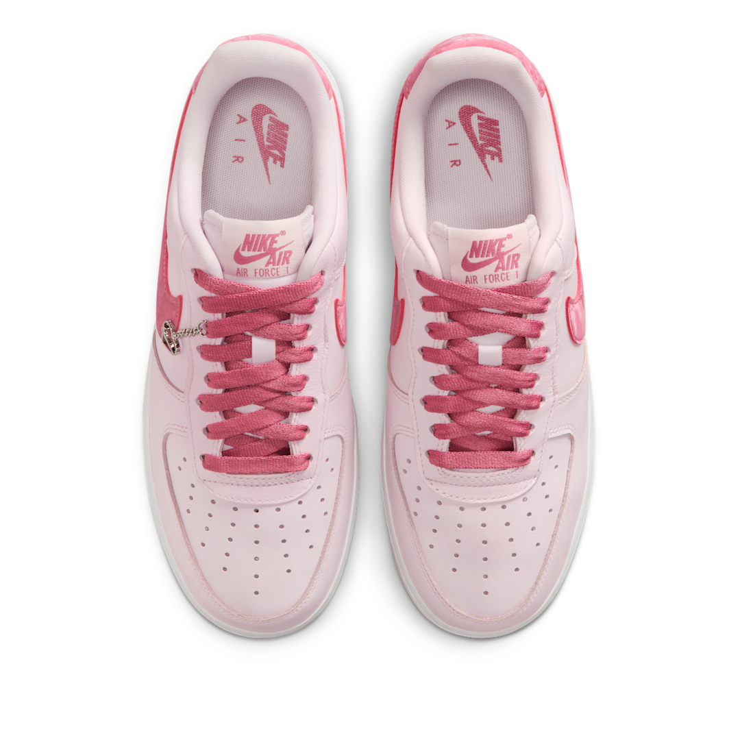 Overkicks - Nike Air Force 1 Low 07 Valentines Day (2026) (IO8755-600) - par completo