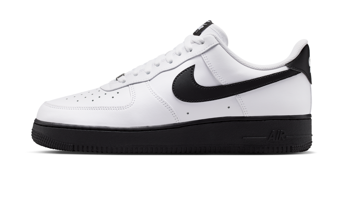 Overkicks - Nike Air Force 1 Low 07 White Black (2026) (FJ4146-129) - vista lateral