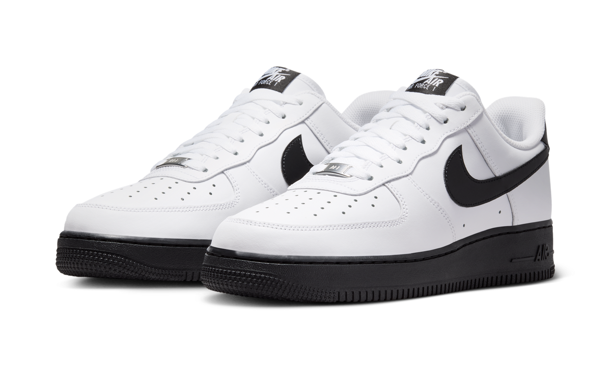 Overkicks - Nike Air Force 1 Low 07 White Black (2026) (FJ4146-129) - vista trasera