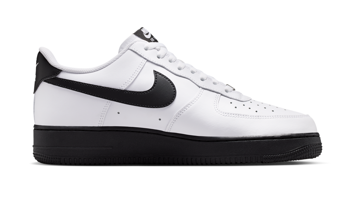 Overkicks - Nike Air Force 1 Low 07 White Black (2026) (FJ4146-129) - detalle suela