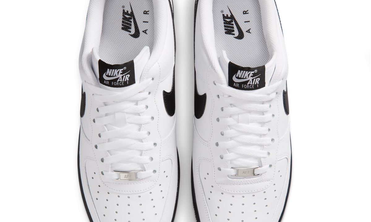 Overkicks - Nike Air Force 1 Low 07 White Black (2026) (FJ4146-129) - vista superior