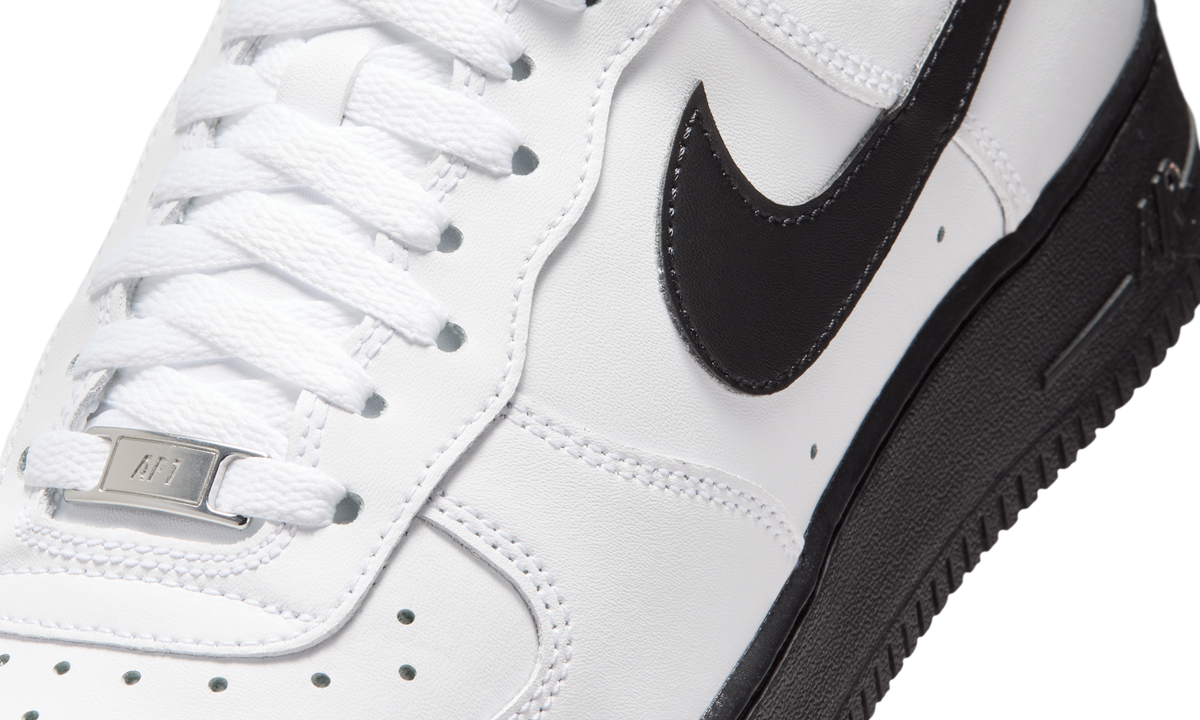 Overkicks - Nike Air Force 1 Low 07 White Black (2026) (FJ4146-129) - detalle lateral interior