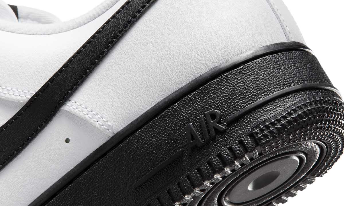 Overkicks - Nike Air Force 1 Low 07 White Black (2026) (FJ4146-129) - detalle