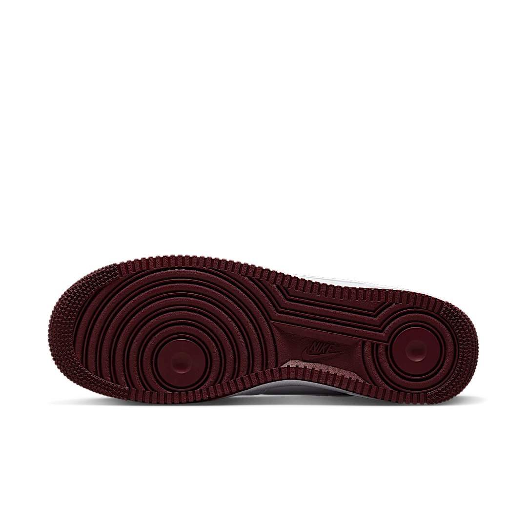 Overkicks - Nike Air Force 1 Low 07 White Dark Beetroot (DH7561-106) - detalle suela