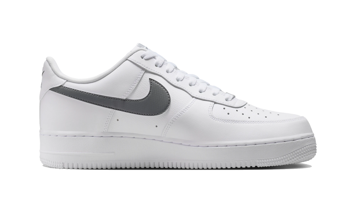 Overkicks - Nike Air Force 1 Low 07 White/Fir/Cool Grey (IX0349-100) - detalle suela