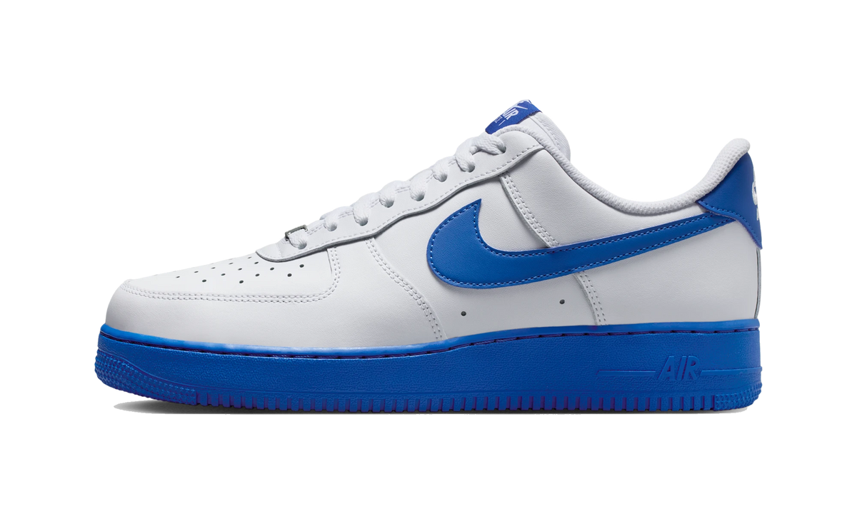 Overkicks - Nike Air Force 1 Low 07 White Game Royal (2026) (FJ4146-126) - vista lateral