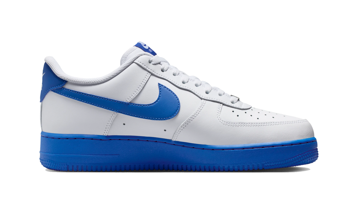 Overkicks - Nike Air Force 1 Low 07 White Game Royal (2026) (FJ4146-126) - detalle suela