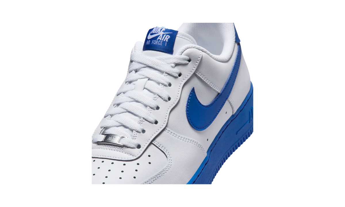 Overkicks - Nike Air Force 1 Low 07 White Game Royal (2026) (FJ4146-126) - detalle lateral interior