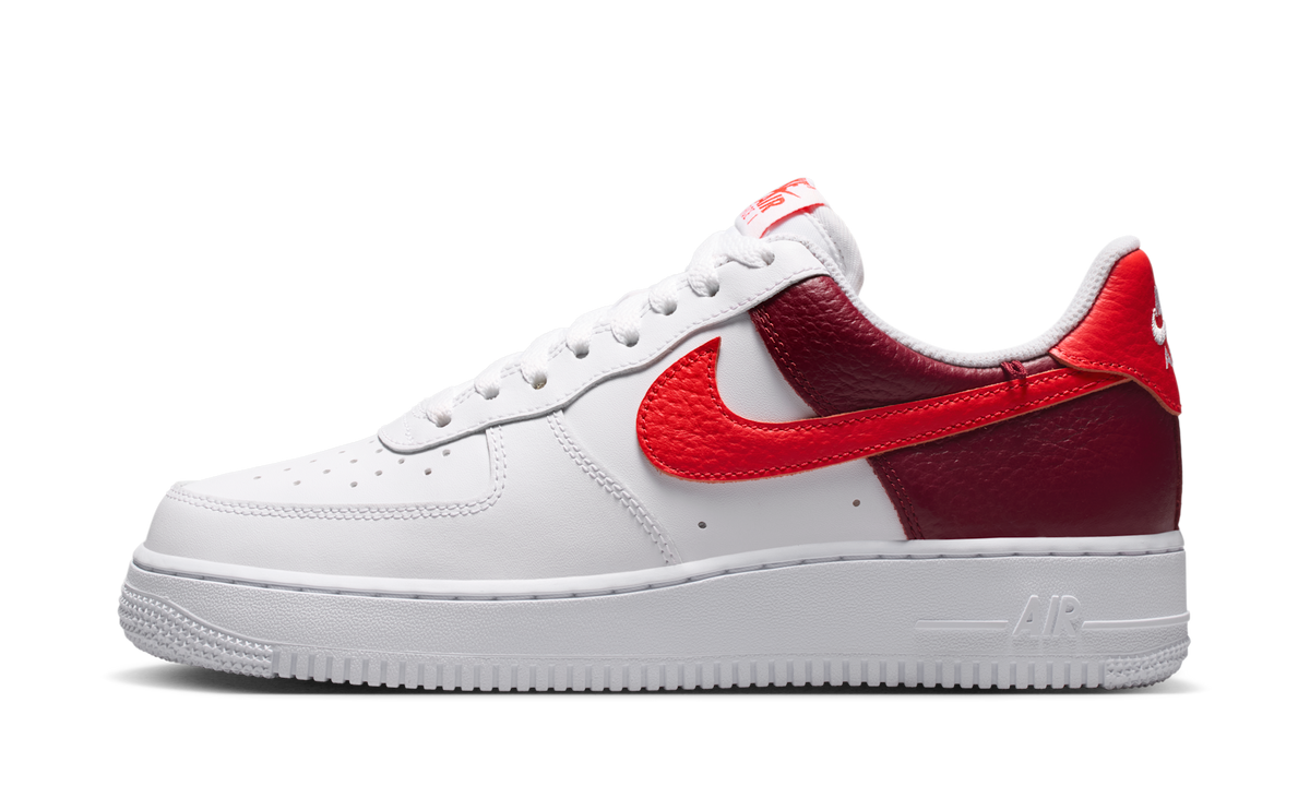 Overkicks - Nike Air Force 1 Low 07 White Light Crimson Gold Charm Bracelet (IR0872-101) - vista lateral