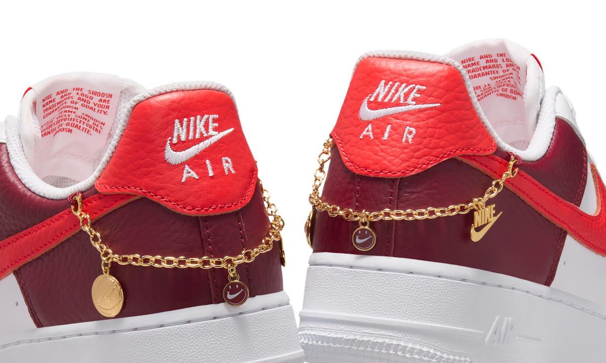 Overkicks - Nike Air Force 1 Low 07 White Light Crimson Gold Charm Bracelet (IR0872-101) - par completo