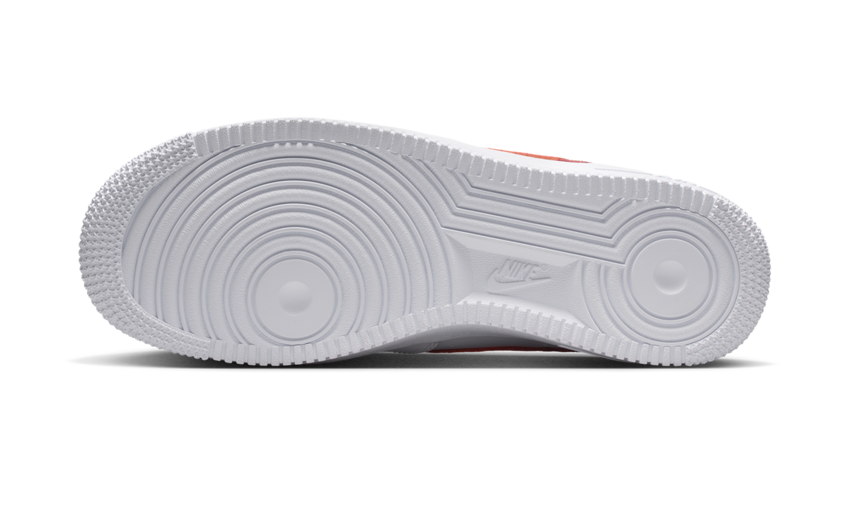 Overkicks - Nike Air Force 1 Low 07 White Light Crimson Gold Charm Bracelet (IR0872-101) - detalle suela