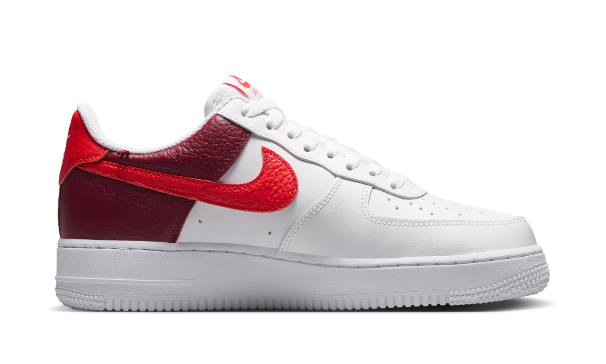 Overkicks - Nike Air Force 1 Low 07 White Light Crimson Gold Charm Bracelet (IR0872-101) - vista superior