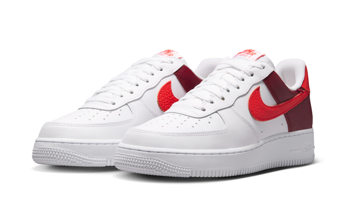 Overkicks - Nike Air Force 1 Low 07 White Light Crimson Gold Charm Bracelet (IR0872-101) - detalle talón