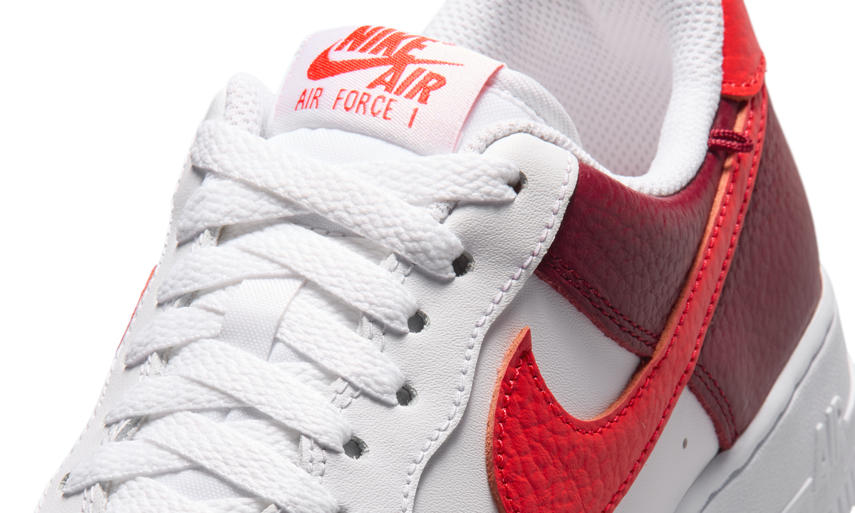 Overkicks - Nike Air Force 1 Low 07 White Light Crimson Gold Charm Bracelet (IR0872-101) - detalle