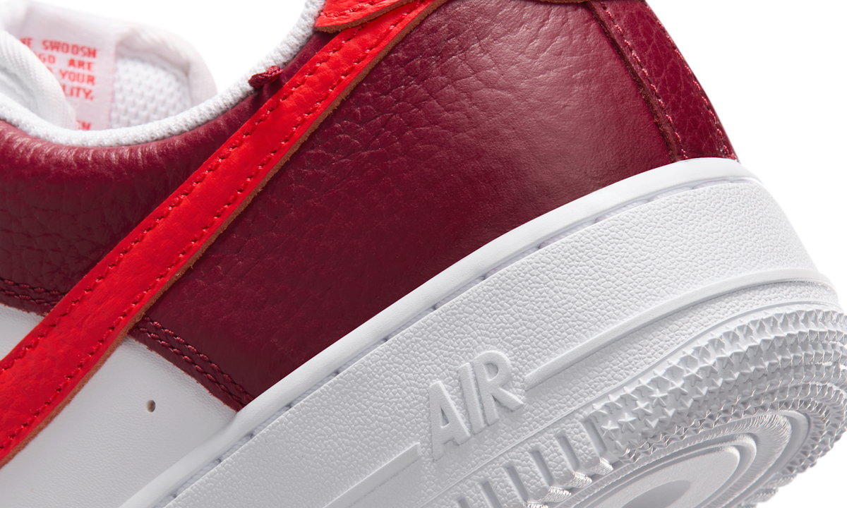 Overkicks - Nike Air Force 1 Low 07 White Light Crimson Gold Charm Bracelet (IR0872-101) - detalle