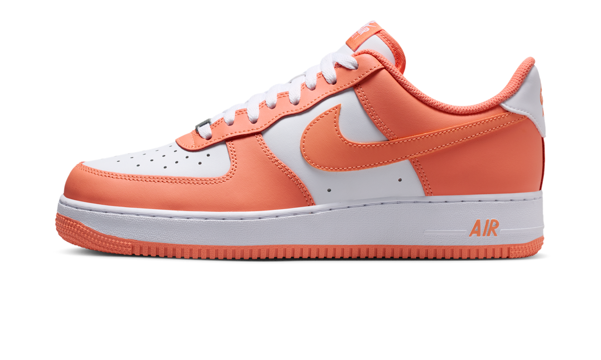 Overkicks - Nike Air Force 1 Low 07 White Orange Frost (FJ4146-127) - vista lateral