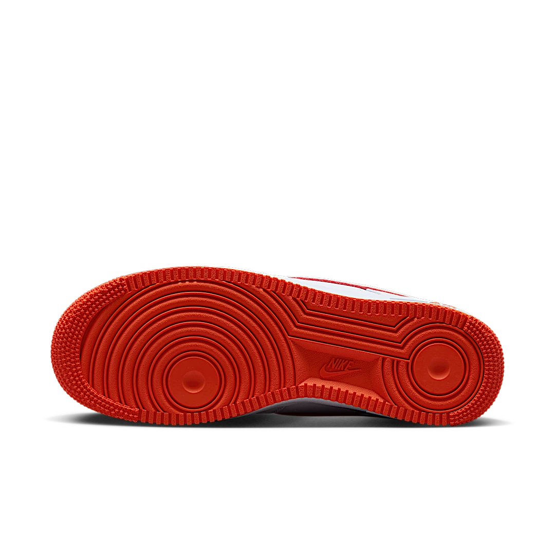 Overkicks - Nike Air Force 1 Low 07 White Picante Red (DV0788-102) - detalle suela
