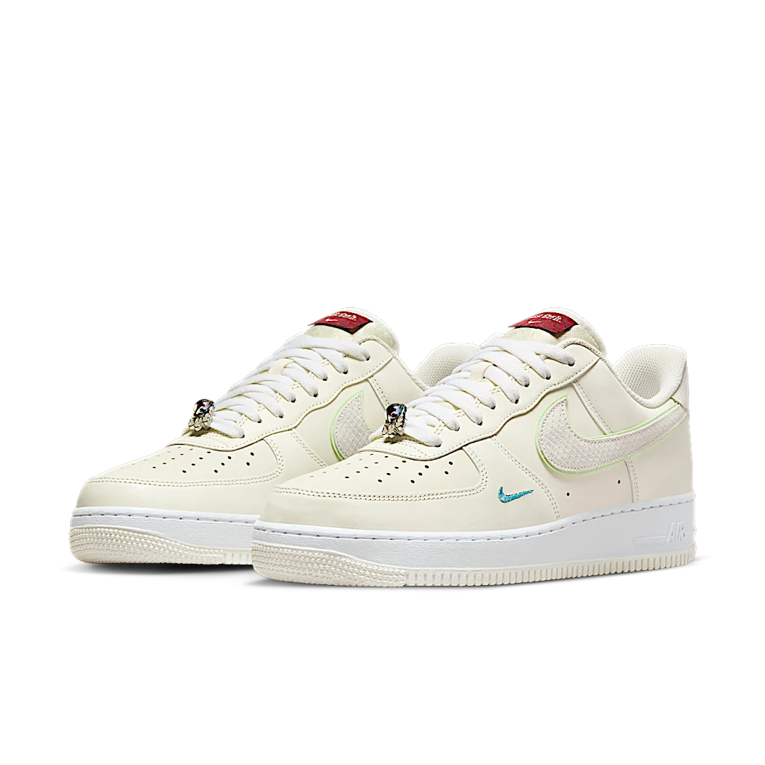 Overkicks - Nike Air Force 1 Low 07 Year of the Dragon (2024) (FZ5052-131) - vista trasera