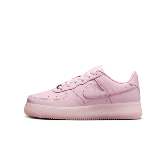 Overkicks - Nike Air Force 1 Low Drake NOCTA Certified Lover Boy Pink Foam (GS) (HQ1772-600) - vista lateral