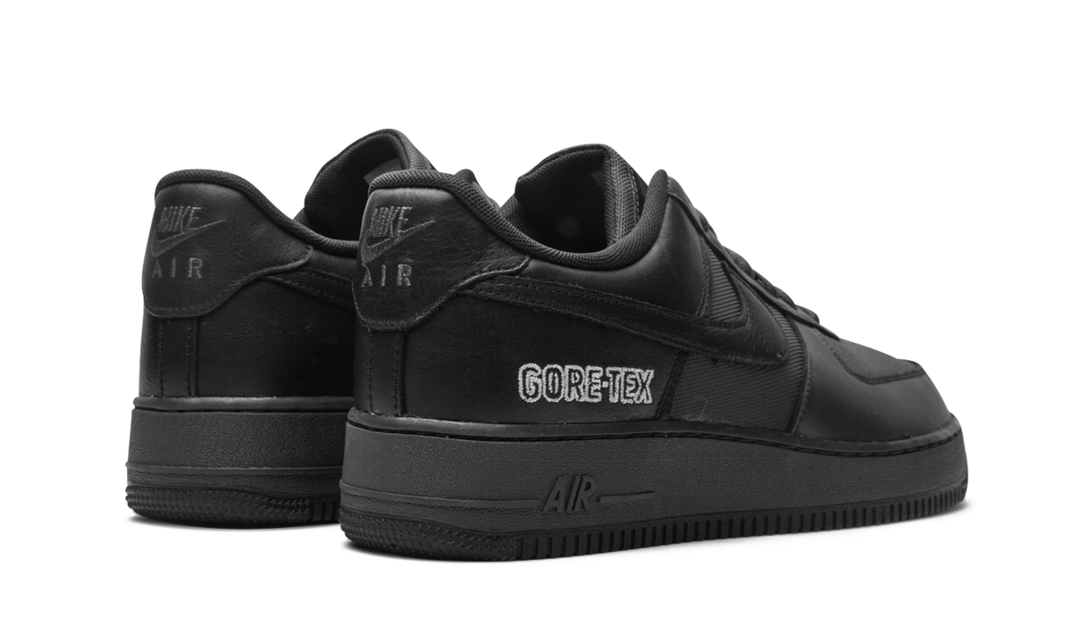 Overkicks - Nike Air Force 1 Low Gore-Tex Black (CT2858-001) - par completo