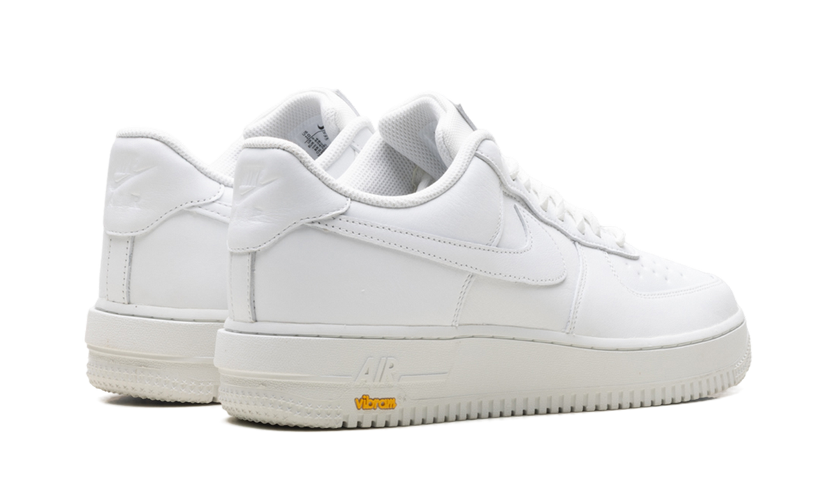 Overkicks - Nike Air Force 1 Low Gore-Tex Vibram Summit White (HV5953-100) - par completo